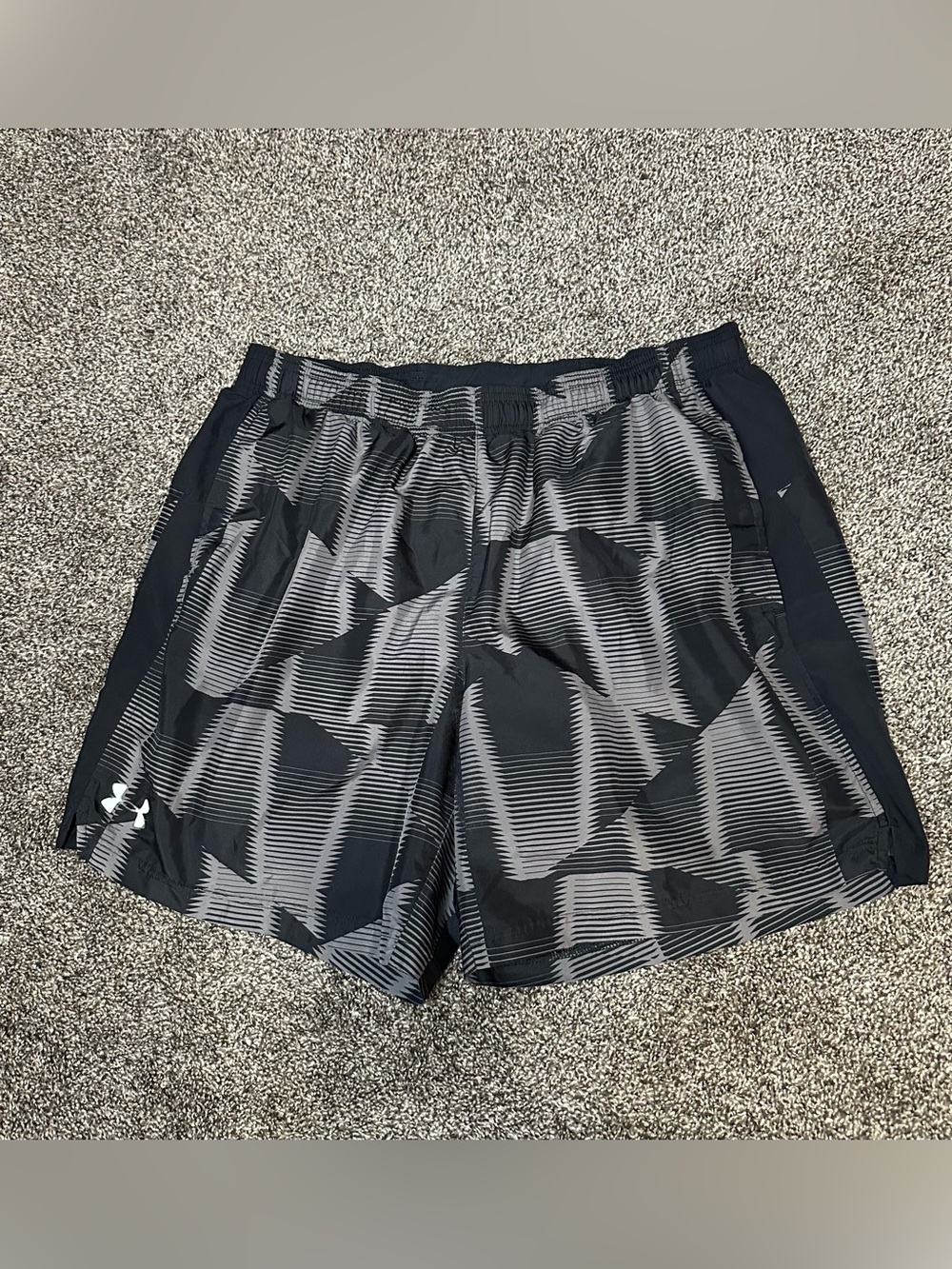 Men’s Under Armour Running Athletic Shorts Size Large - Mesh Liner & Drawstring